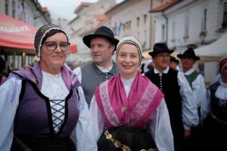 Presenetljiv odziv ob prvem dnevu praznovanja 50. Dnevov narodnih noš in oblačilne dediščine v Kamniku (37)